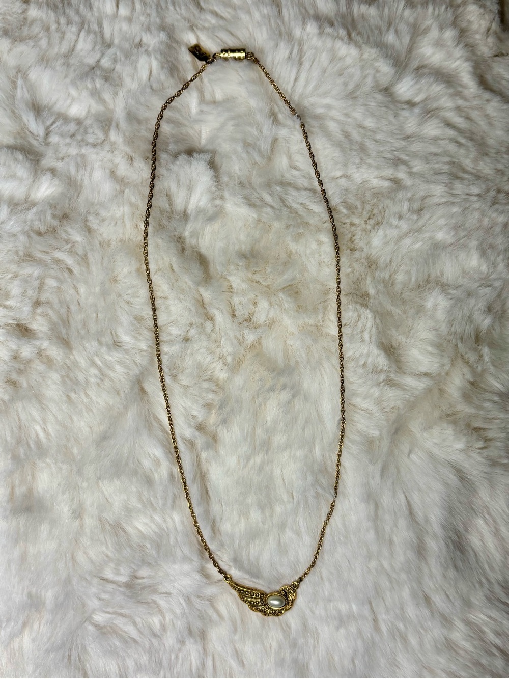 1928 Vintage Pearl and Angel Wing Pendant Necklace - Picture 5 of 9